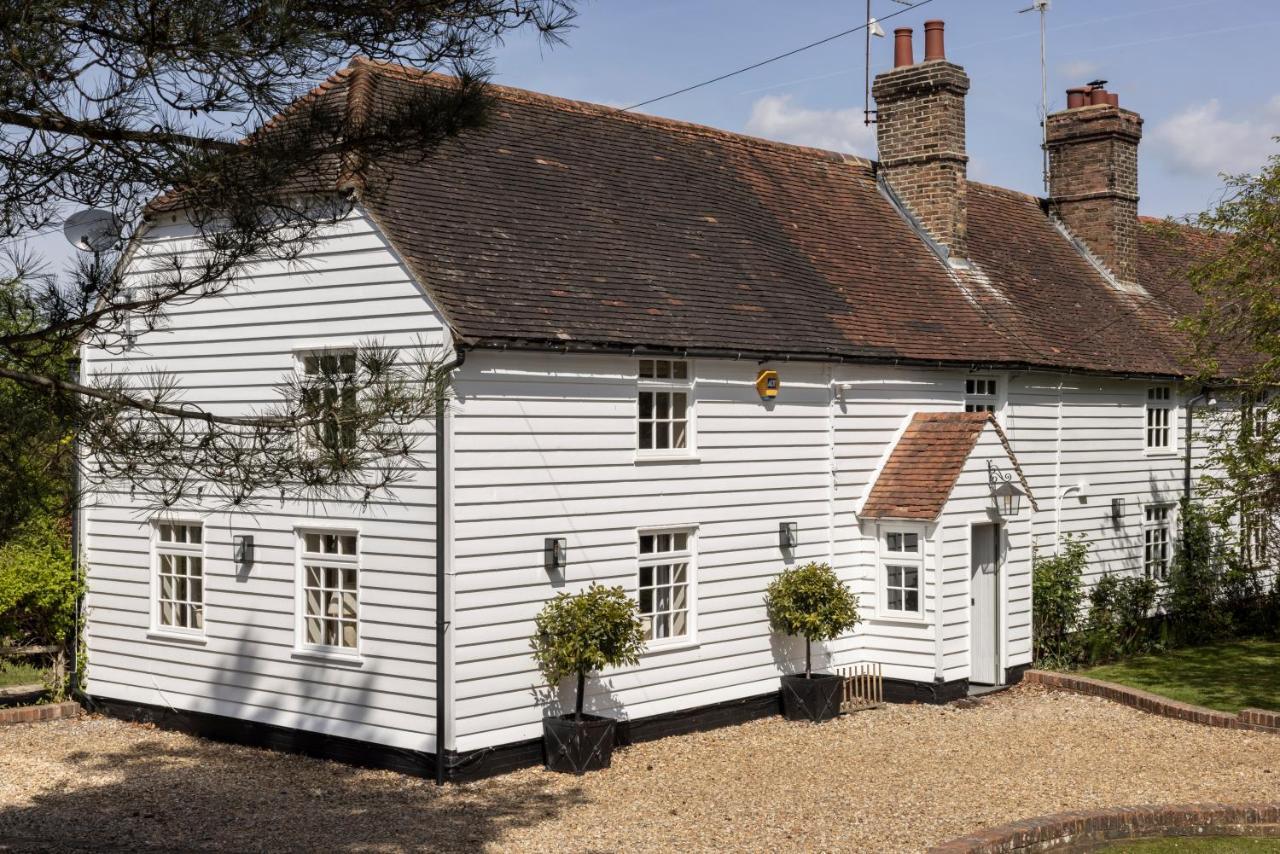 Cosy Cottage With Beautiful Garden, Hottub & Sauna Marden  외부 사진