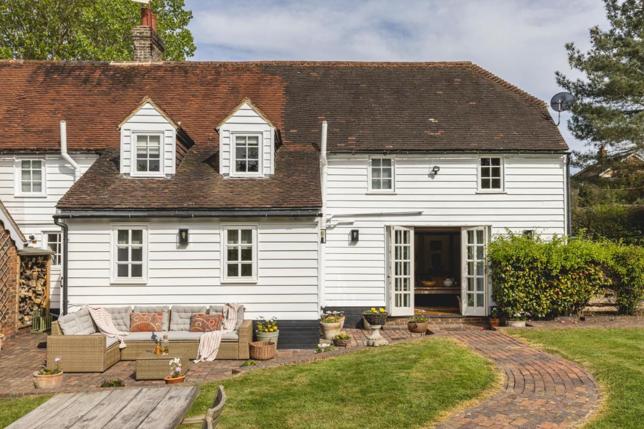 Cosy Cottage With Beautiful Garden, Hottub & Sauna Marden  외부 사진