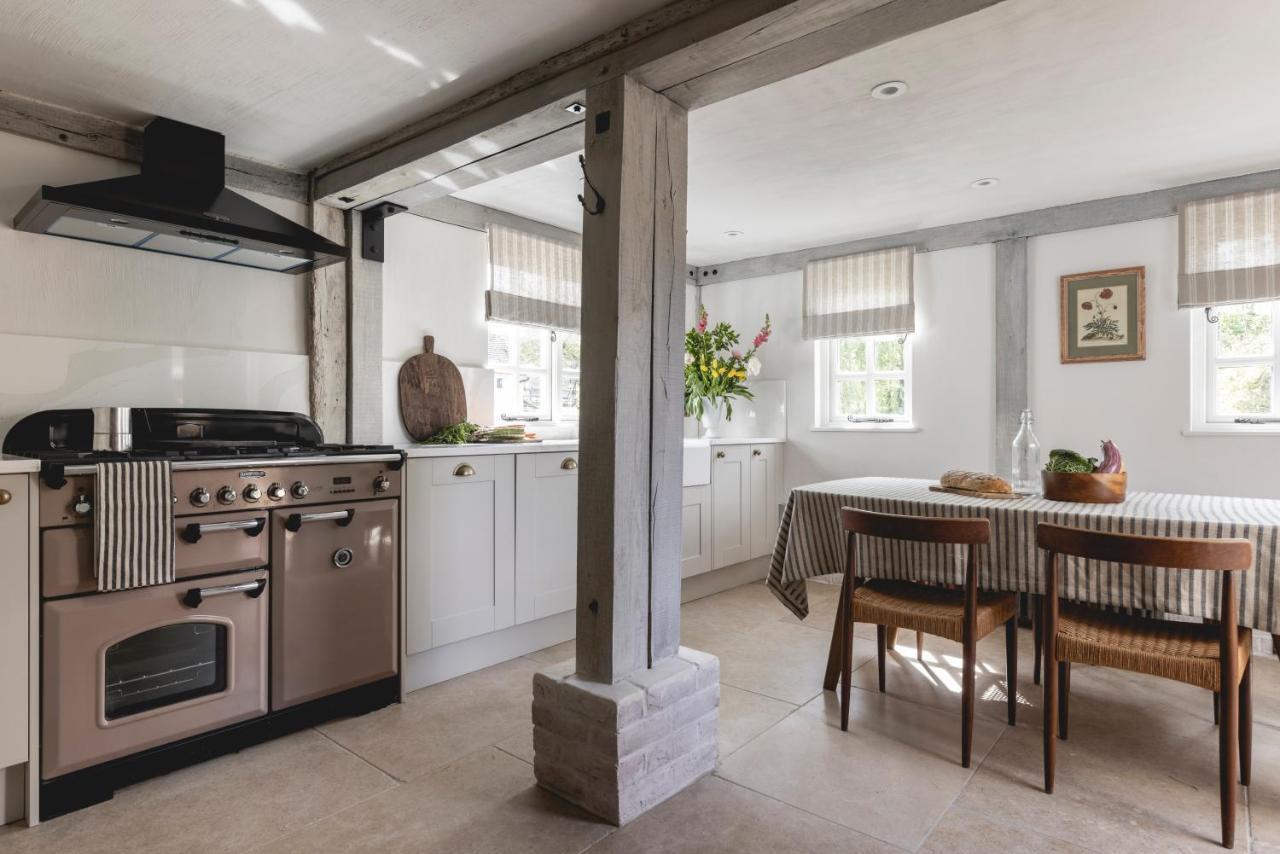 Cosy Cottage With Beautiful Garden, Hottub & Sauna Marden  외부 사진