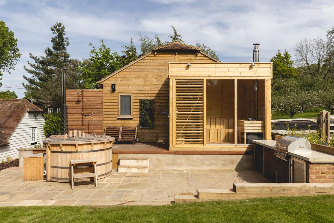 Cosy Cottage With Beautiful Garden, Hottub & Sauna Marden  외부 사진