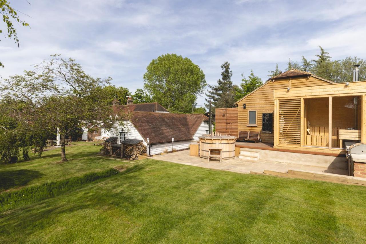 Cosy Cottage With Beautiful Garden, Hottub & Sauna Marden  외부 사진
