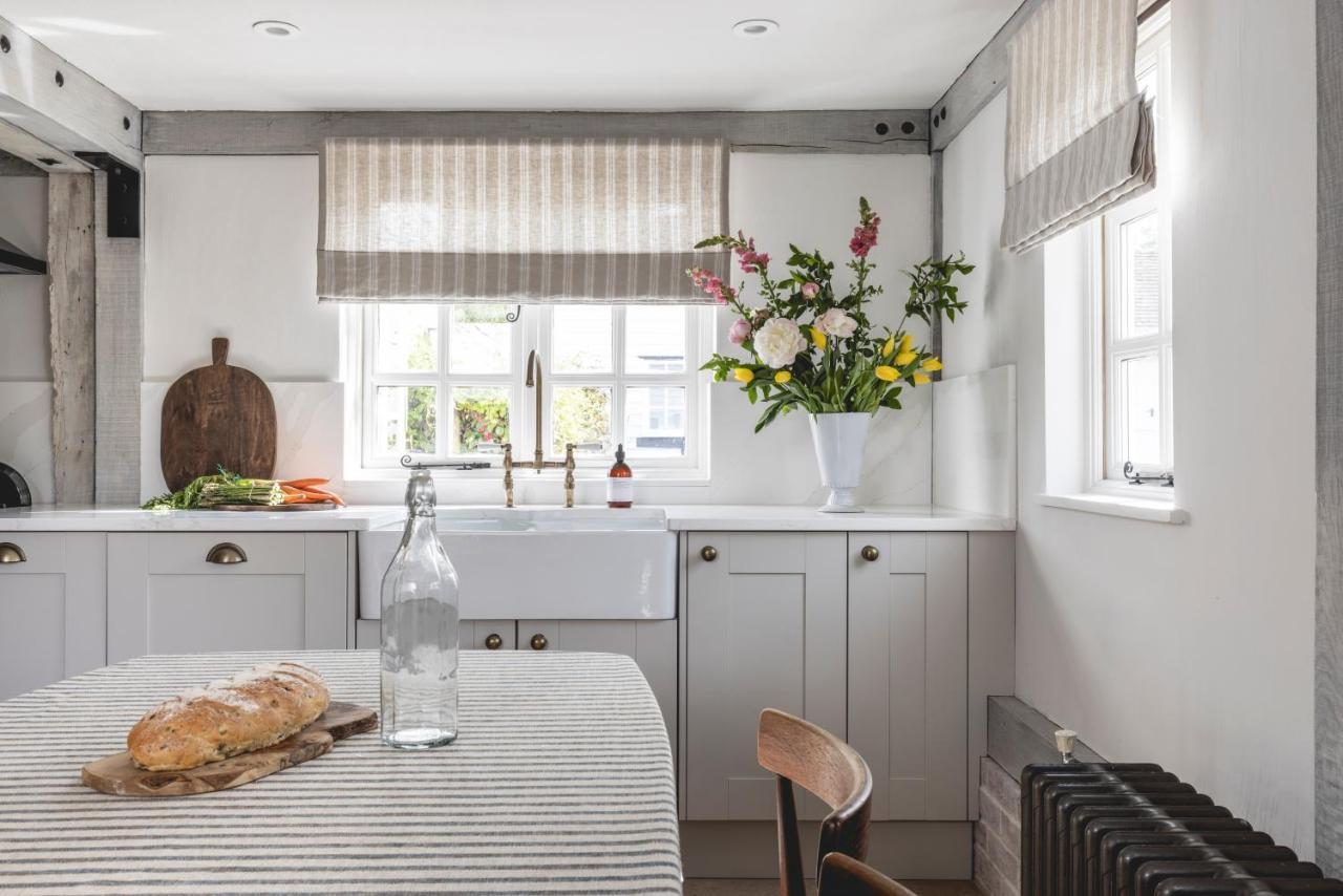Cosy Cottage With Beautiful Garden, Hottub & Sauna Marden  외부 사진